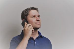 hombre hablando por telefono 300x200 1