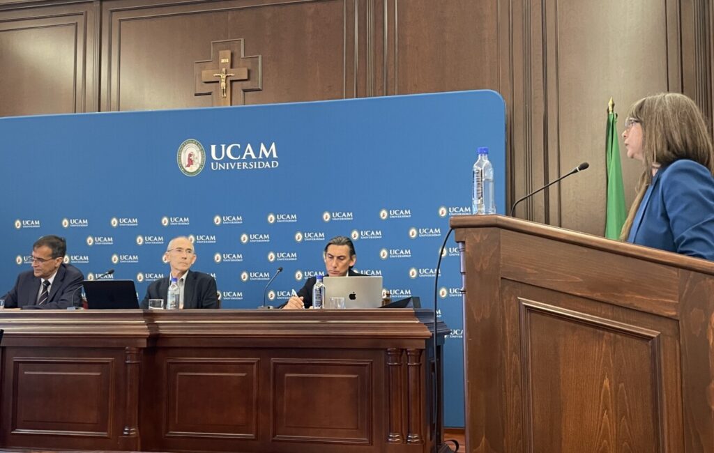 Sheila Templado culmina con sobresaliente su Doctorado Internacional tras varios años de investigación en neurofisiología auditiva 4 Sheila Templado durante la defensa de su tesis doctoral en la UCAM